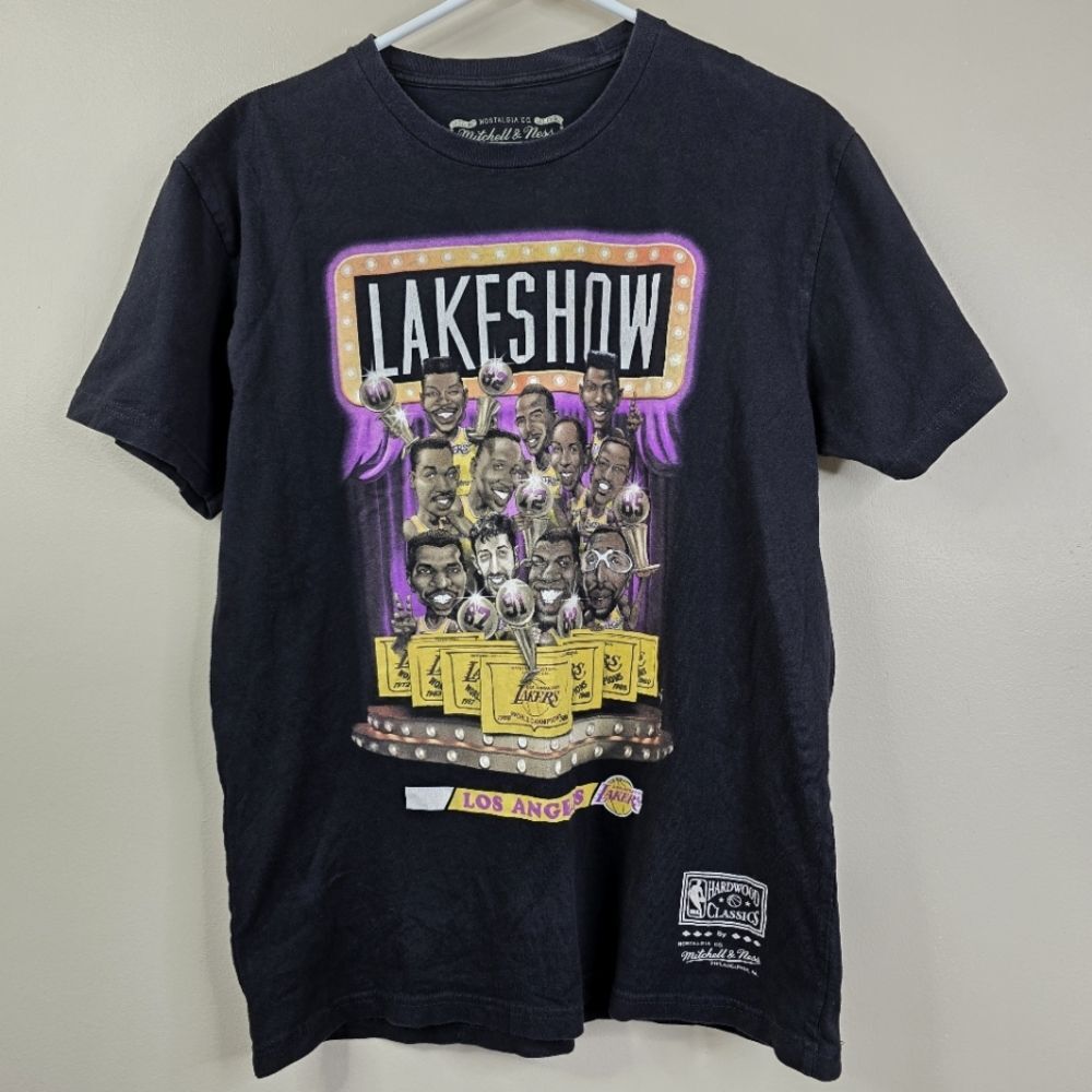 Mitchell & Ness Hardwood Classics LA Lakers The Lakeshow SS Graphic Tee Medium
